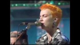 Eurythmics-The-First-Cut-Here-Comes-The-Rain-Again-Right-By-Your-Side-Live-On-The-Tube-1983